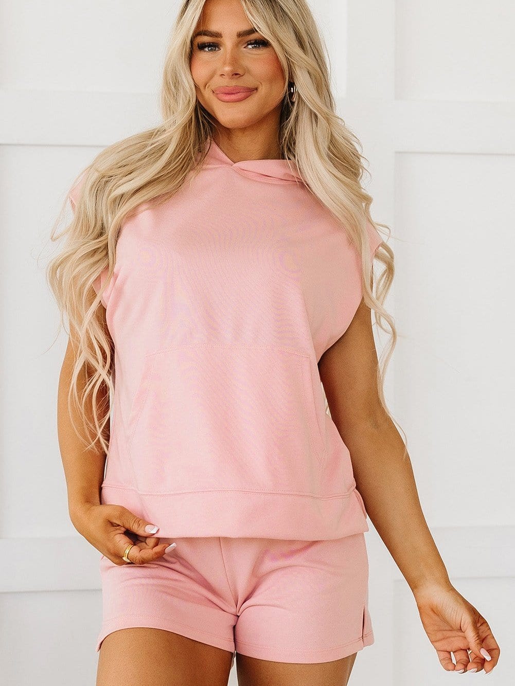 Light Pink Sleeveless Hoodie and High-Waist Shorts Set in Solid Color