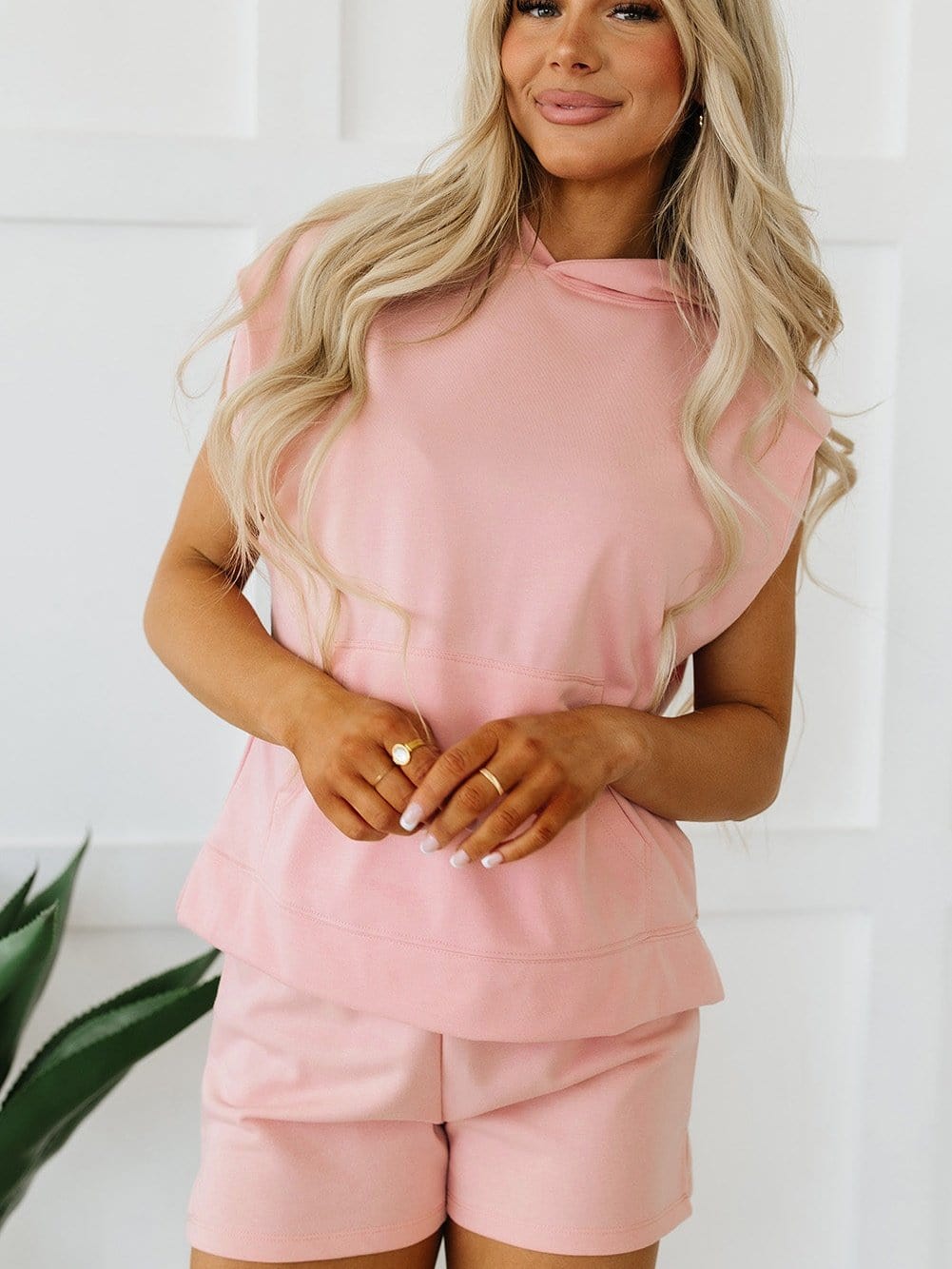 Light Pink Sleeveless Hoodie and High-Waist Shorts Set in Solid Color